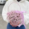 Розовая гипсофила в плетенной корзине